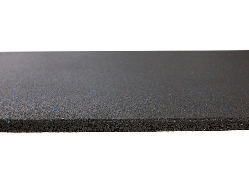 Укладка резинового коврика на улице